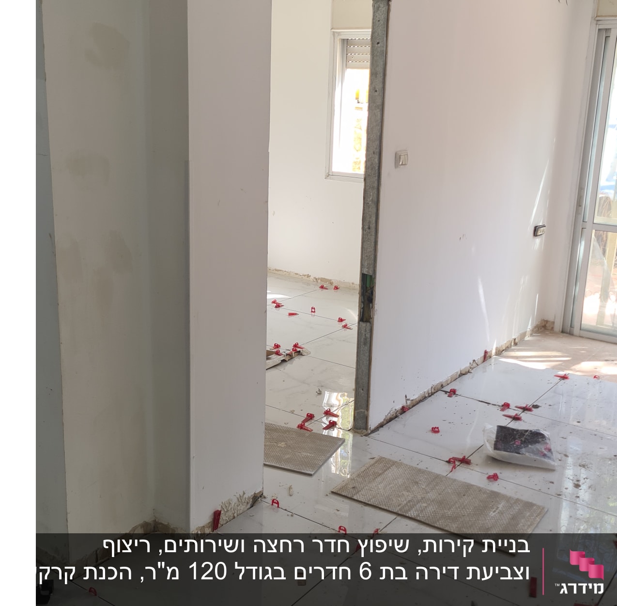 ריצוף חדש עם אריחים וכלי עבודה על הרצפה